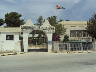 حملة نظافة في كلية عجلون الجامعية