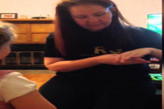 شاهد..  مقلب من أم يبكي طفلتها الصغيرة بشدة