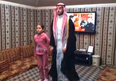 بالفيديو.. سعودي بالبشت يؤدي رقصة البطريق ويحقق مليوني مشاهدة