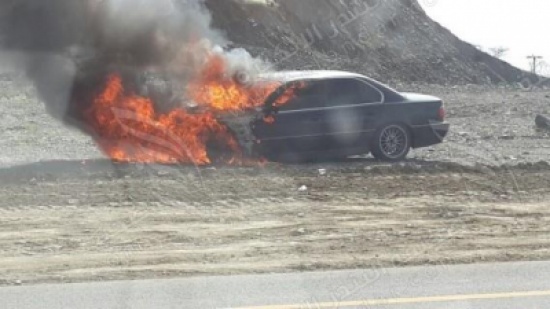 بالصور.. مواطن يُشعل النار في سيارته bmw ثم يلوذ بالفرار