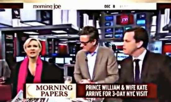 مذيعة تهرب من أمام الكاميرا بعد انفجارها ضحكًا عند قراءة خبر