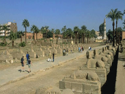 إيطالية تهدد بالانتحار من أعلى نافورة بالأقصر لتجاهل حبيبها المصري إيطالية تهدد بالانتحار من أعلى نافورة بالأقصر لتجاهل حبيبها المصري