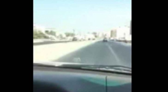 بالبث المباشر..لحظة تعرض شاب لحادث سير مروع في شارع الأردن