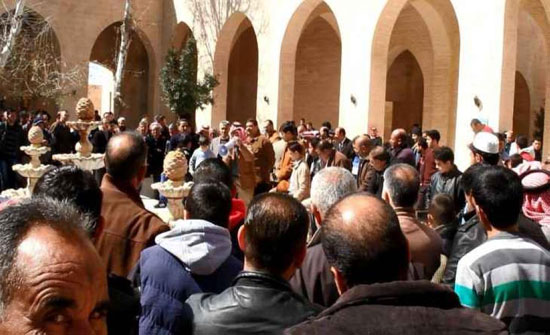 وقفة احتجاجية بالمزار الجنوبي على قرارات الحكومة برفع اسعار المواد الاساسية وقفة احتجاجية بالمزار الجنوبي على قرارات الحكومة برفع اسعار المواد الاساسية