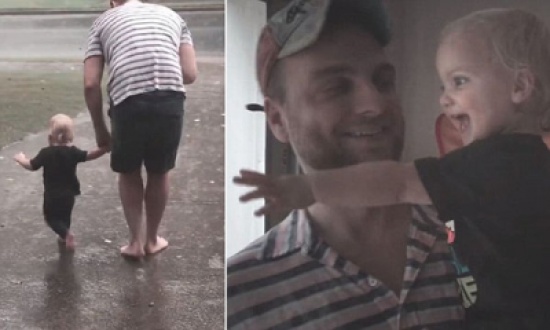 شاهد.. أب يسجل رد فعل طفلته عند مشاهدة المطر لأول مرة