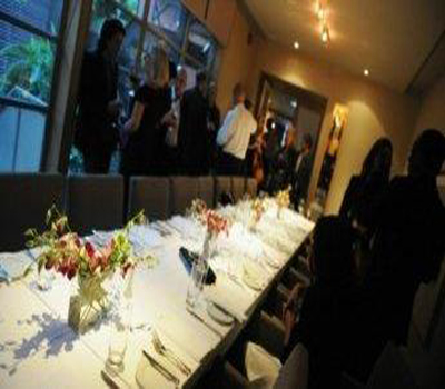 مطعم  في دبي يعرض على زواره الأكل في الظلام التام