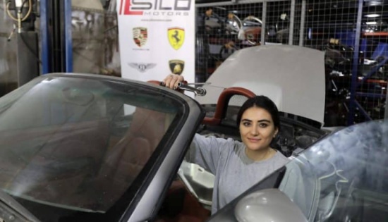 بالصور: لبنانية جميلة تزاحم الرجال في أحد أصعب المهن.. ليس عيبا ولا حراما بالصور: لبنانية جميلة تزاحم الرجال في أحد أصعب المهن.. ليس عيبا ولا حراما