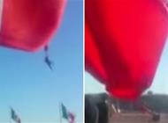 بالفيديو: مكسيكي يطير مع العلم في الهواء في احتفال عيد العمال