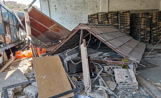 بالصور : تدهور شاحنة في عنجرة