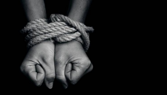 بهذه الطريقة البشعة قتل 5 أطفال رجلاً سبعينياً من دون رحمة! بهذه الطريقة البشعة قتل 5 أطفال رجلاً سبعينياً من دون رحمة!