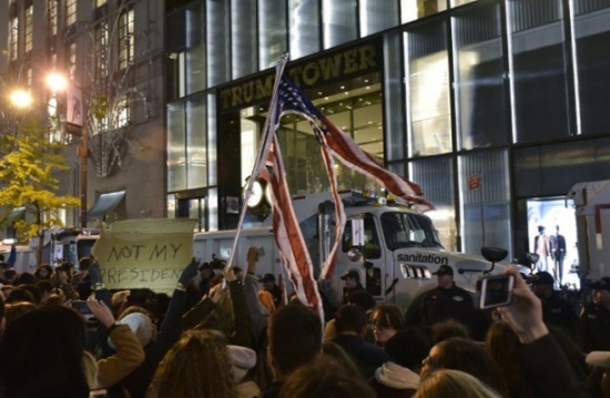 استمرار الاحتجاجات المناهضة لترامب لليلة الثالثة على التوالي