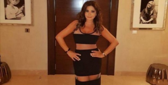بالصورة... فنانة سورية ترتدي فستان إليسا