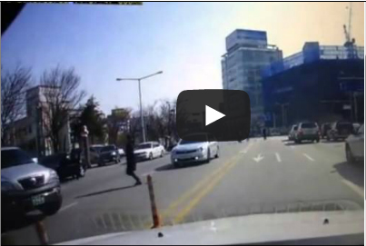 سقطت من السيارة أثناء سيرها ثم ركبتها مجدداً ومضت