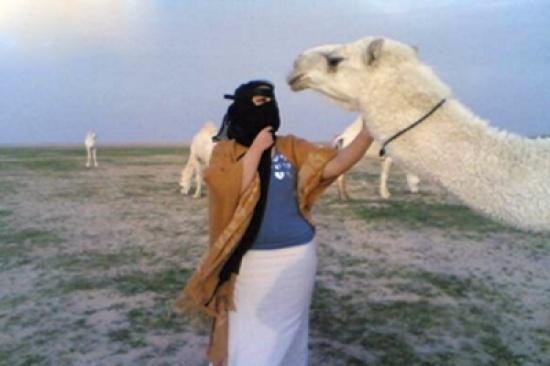 قبلة زوجة سعودية لـ " جمل " تشعل خلافاً بين عائلتين ينتهي بالقضاء! قبلة زوجة سعودية لـ " جمل " تشعل خلافاً بين عائلتين ينتهي بالقضاء!