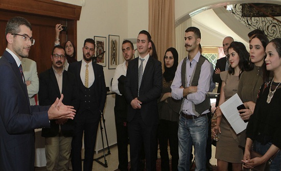 السفير الفرنسي يلتقي طلبة أردنيين مبتعثين الى فرنسا