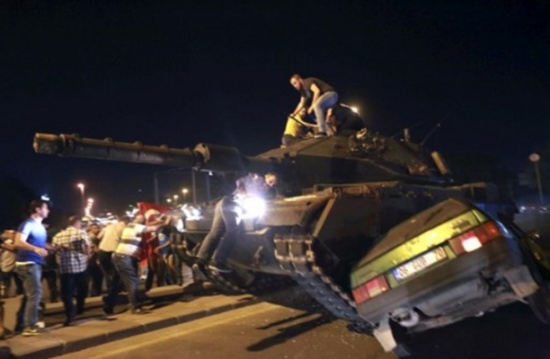 فيديو مروع | هكذا داست دبابة الانقلابيين المتظاهرين في إسطنبول