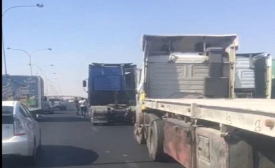 سائقو شاحنات يغلقون طريق المطار