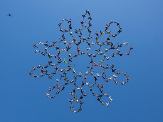 شاهد.. 164 شخصًا يحطمون رقمًا قياسيًا في القفز