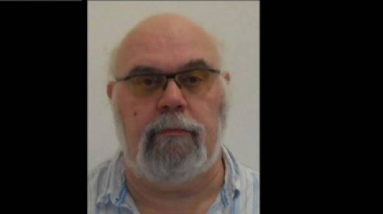 إذا رأيت هذا الرجل يجلس بجوار امرأة.. بلّغ الشرطة!