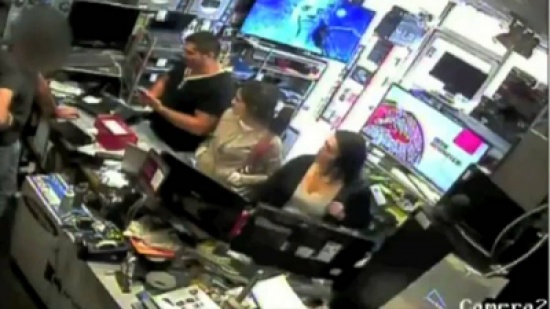 شاهد.. امرأة تسرق آيباد بإخفائه تحت ملابسها والبائع يكشفها