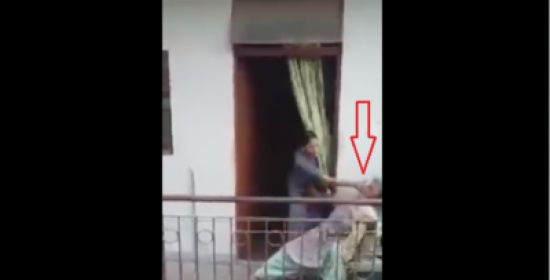 شاهد.. امرأة تضرب أمها المسنة بشرفة منزلها.. والجارة تَفضحها!