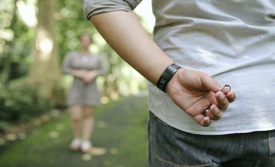 شاب يتقدم لخطبة صديقته ليلا وينسى الحادثة صباحا شاب يتقدم لخطبة صديقته ليلا وينسى الحادثة صباحا