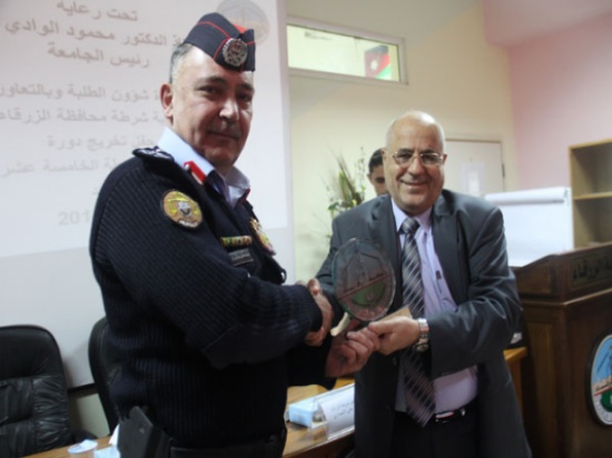تخريج الدورة الخامسة عشر لأصدقاء الشرطة في جامعة الزرقاء