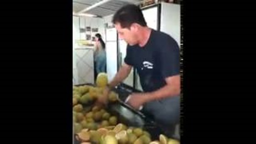 بالفيديو.. أسرع طريقة لتقطيع البرتقال في العالم بالفيديو.. أسرع طريقة لتقطيع البرتقال في العالم