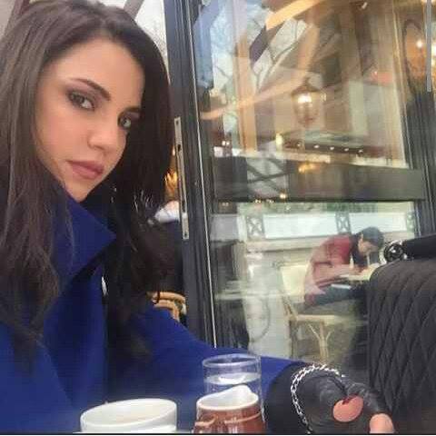 درة التونسية تقضي الإجازة مع عائلتها في باريس.. بالصور