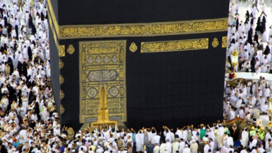 فيديو | هل تساءلتم عما يوجد بداخل الكعبة المشرفة!؟ فيديو | هل تساءلتم عما يوجد بداخل الكعبة المشرفة!؟