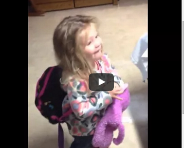 شاهد.. رد فعل طفلة تشاهد أخاها المولود حديثا لأول مرة