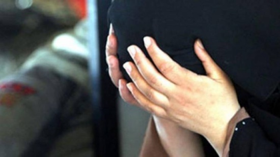 عاد الزوج الى بيته فجأة فوجد زوجته مع عشيقها..ماذا فعل؟ عاد الزوج الى بيته فجأة فوجد زوجته مع عشيقها..ماذا فعل؟