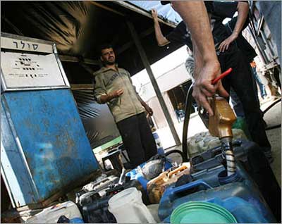 شركتان إسرائيليتان تسرقان نفط الضفة