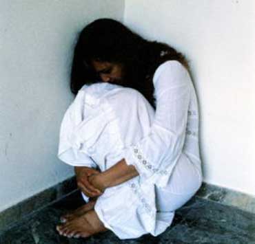 تاجر مصري يحبس ابنته ويغتصبها على مدار 7 سنوات وتحمل منه مرتين 