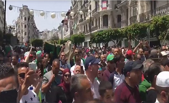 مئات الطلاب يتظاهرون بالجزائر وسط تعزيزات أمنية مشددة مئات الطلاب يتظاهرون بالجزائر وسط تعزيزات أمنية مشددة