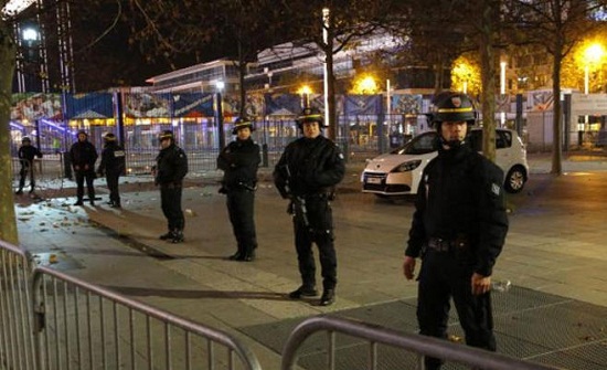 فرنسا: مقتل طفلة إصابة آخرين باقتحام سيارة لمطعم في باريس