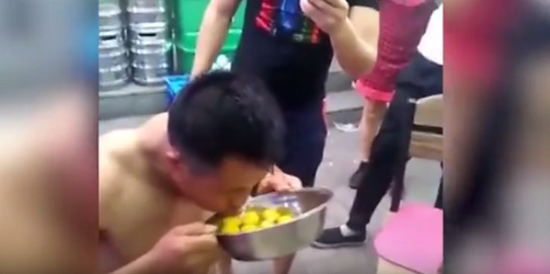 فيديو| رجل صيني يتناول 20 بيضة نيئة في تحدي