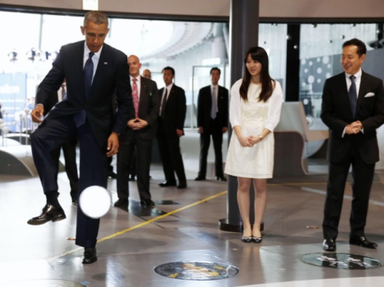 شاهد.. أوباما يلعب كرة القدم مع انسان ألى !