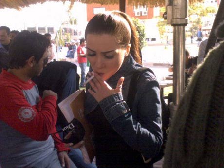 ما الذي دفع مي عز الدين لشرب السيجارة بهذه الطريقة 