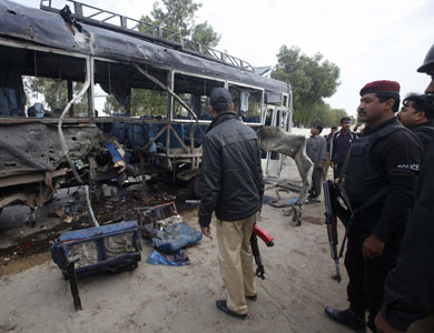مقتل 11 واصابة 33 في انفجار استهدف حافلة للشرطة الباكستانية