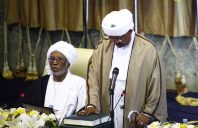 البشير يعد بفتح “صفحة جديدة” عقب ادائه القسم لتسلم ولاية رئاسية جديدة البشير يعد بفتح “صفحة جديدة” عقب ادائه القسم لتسلم ولاية رئاسية جديدة