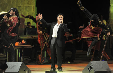 بالصور عاصي الحيلاني ينعش منصة زوق مكايل