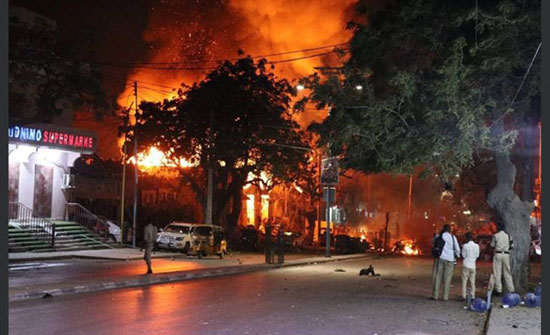 بالفيديو : انفجار ضخم وإطلاق نار كثيف في مقديشو