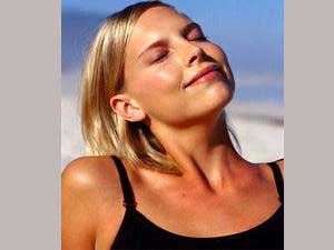 ابتعدي عن التسمير الصناعي.. نصائح للحصول على بشرة برونزية طبيعية 