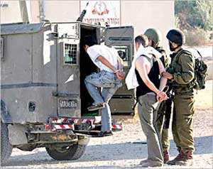 الإحتلال يعتقل 11 فلسطينيا في الضفة الغربية