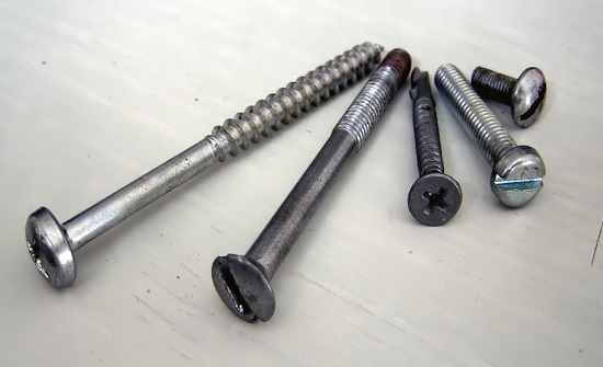 ما حقيقة وضع اب برغي في حلق ابنه بالكرك