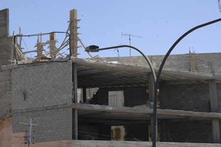 اخلاء سكان المباني المجاورة اثر انهيار جدار مبنى قيد الانشاء 
