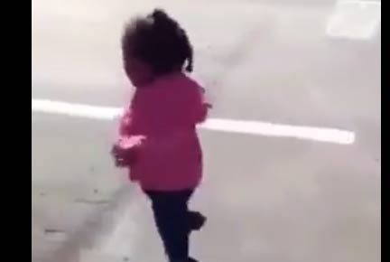 فيديو : طفلة تبكي هرباً من ظلها