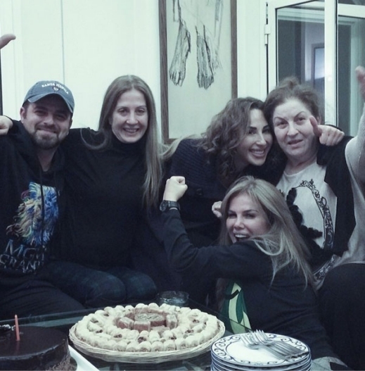 نيكول سابا تحتفل بعيد ميلاد حماتها وشقيقتها نادين