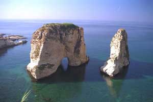 جريح في انفجار قنبلة يدوية في موقف للسيارات في بيروت